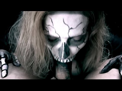 ❤️ Demon girl zuigt pik met haar zwarte mond en slikt sperma. ❤ Quality porn at us