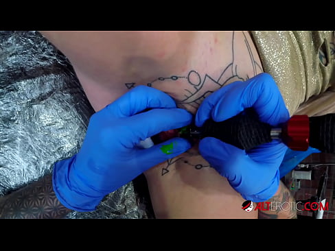 ❤️ Extreem getatoeëerde hottie Sully Savage kreeg een tatoeage op haar clitoris ❤ Quality porn at us