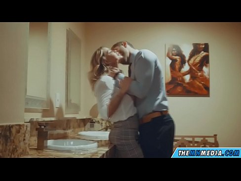 ❤️ Wanneer een rondborstige blondine je verleidt in een openbaar toilet ❤ Quality porn at us